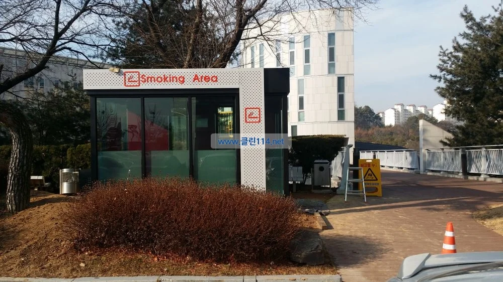 충북교육청에 설치된 흡연부스 제작 사례